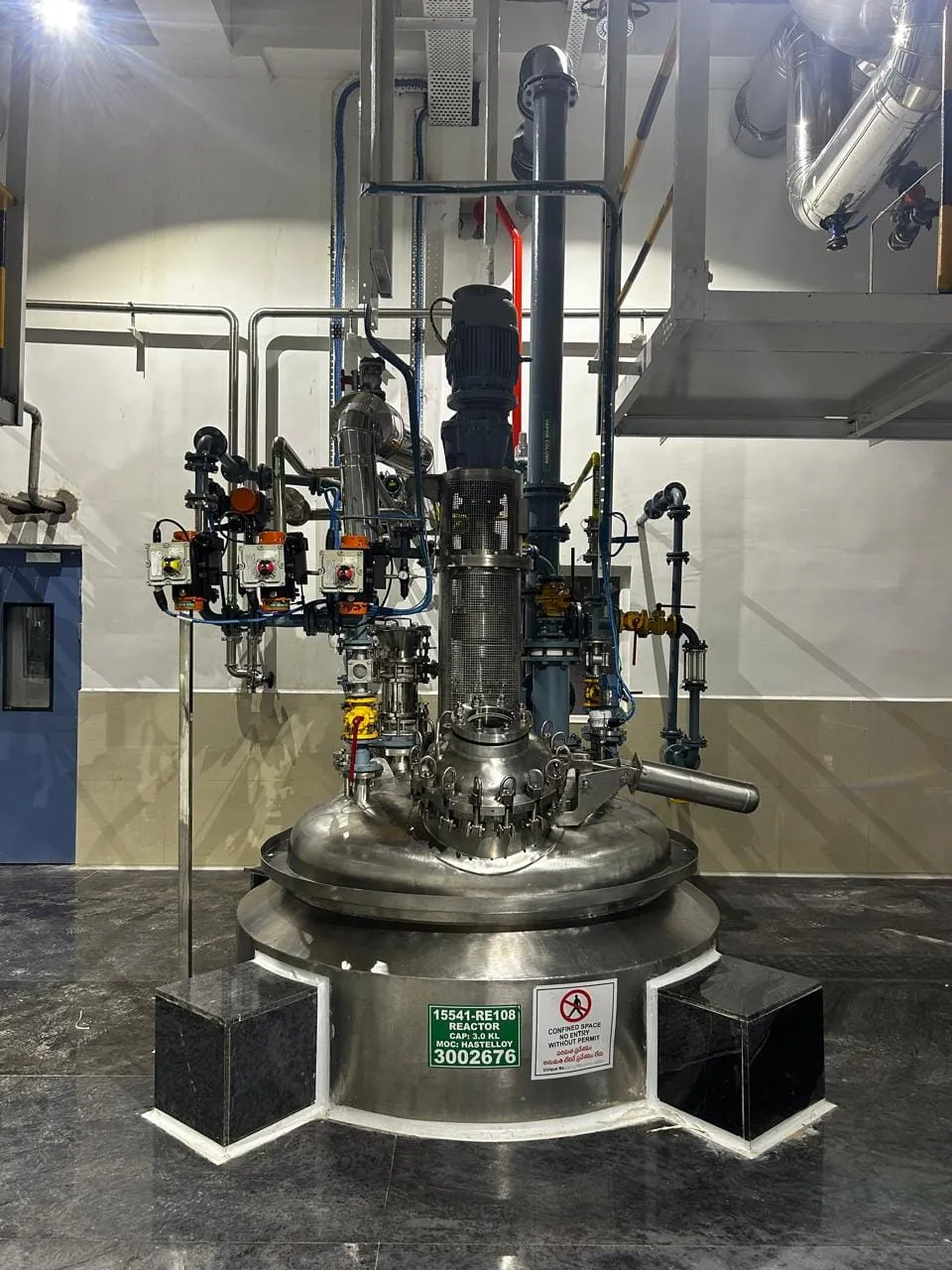 Reactor with an overhead condenser, gearbox drive and instrumented valves in a process hall