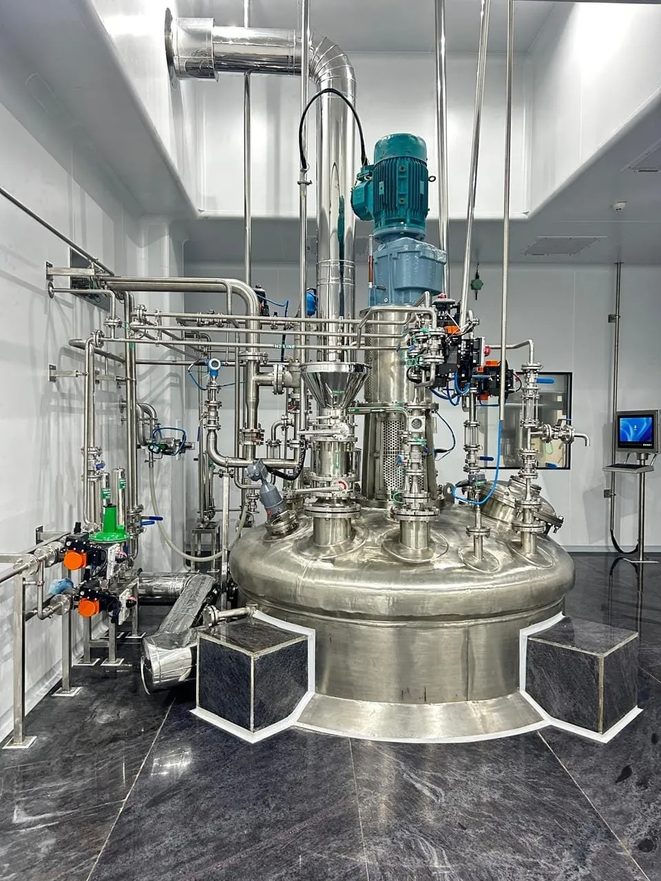 Reactor and its drive on the process floor of a cGMP suite